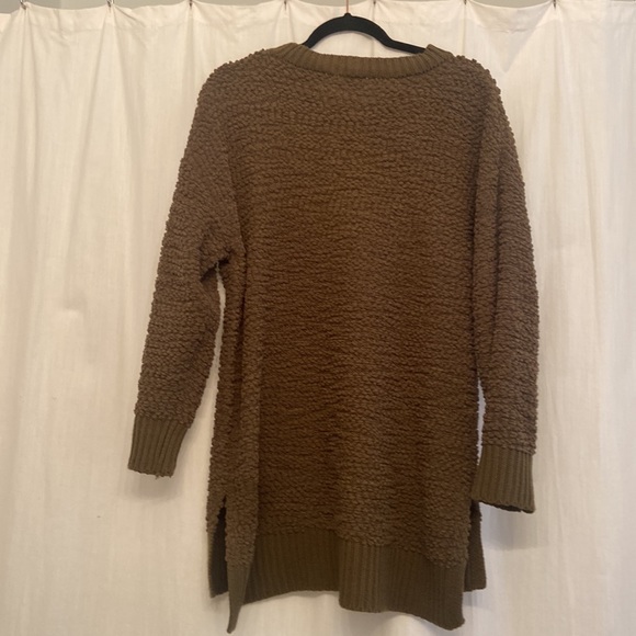 Zenana Premium boutique store sweater, army green. Worn but in good condition. - Picture 3 of 9